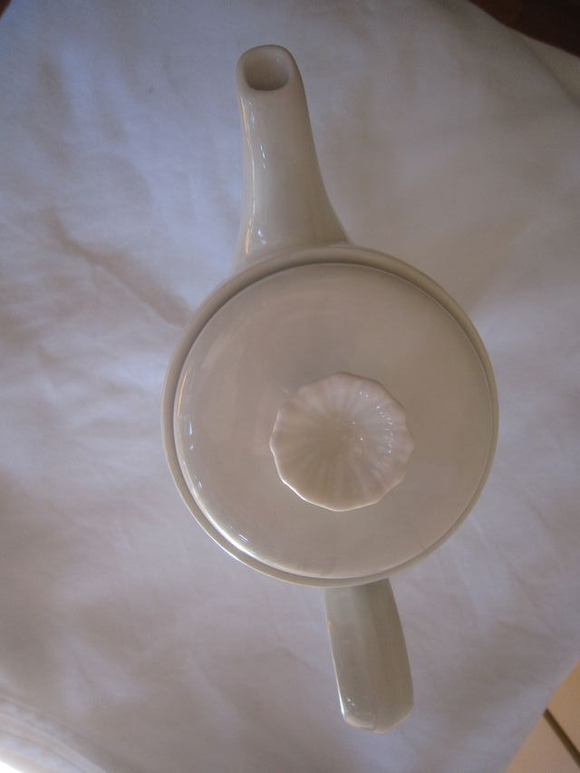 caffettiera teiera anni 80 in porcellana bianca