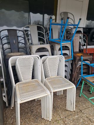 Silla metálica blanca