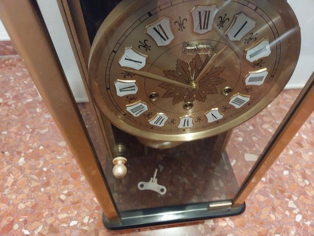 Relox bueno de pared es grande