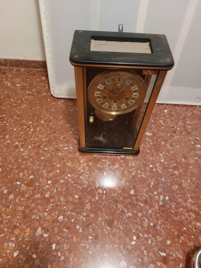 Relox bueno de pared es grande