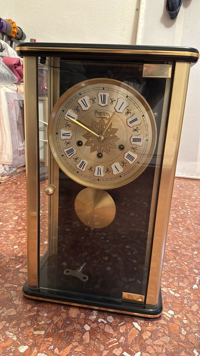 Relox bueno de pared es grande