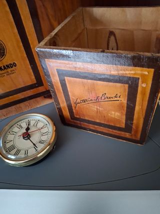 Caja decorativa con reloj