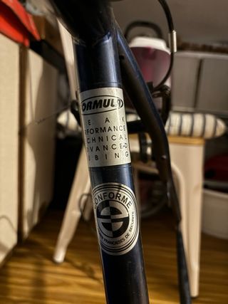 Bicicleta azul y plata con ruedas Pirelli
