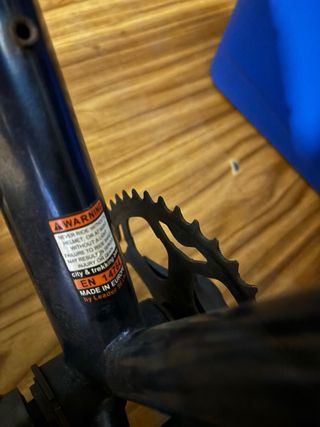 Bicicleta azul y plata con ruedas Pirelli