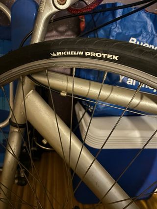 Bicicleta azul y plata con ruedas Pirelli