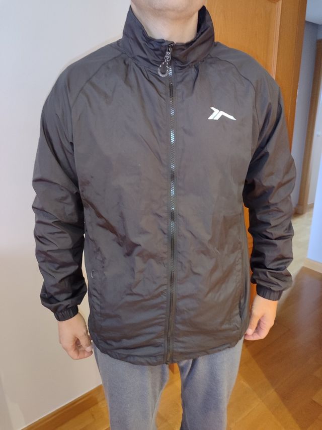 Chubasquero negro con gorro