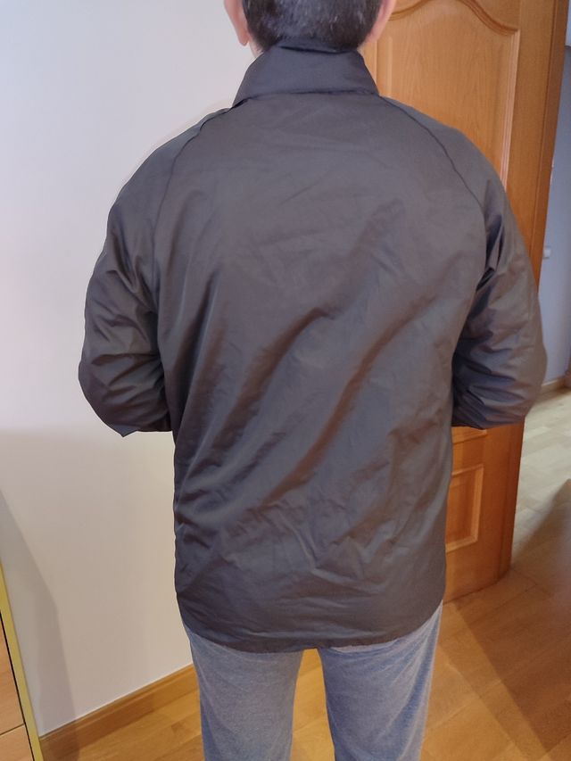 Chubasquero negro con gorro