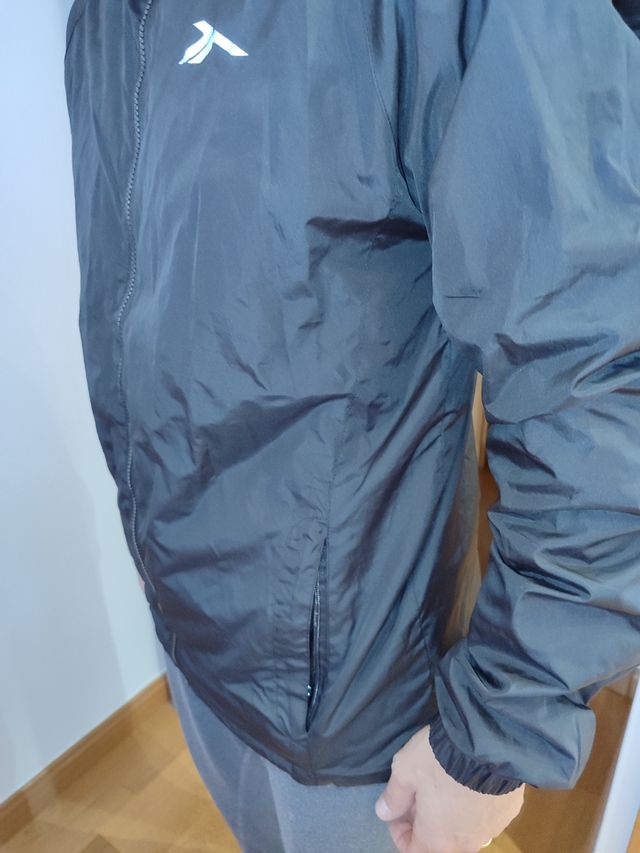 Chubasquero negro con gorro