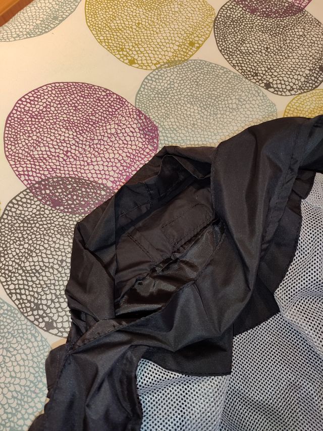 Chubasquero negro con gorro