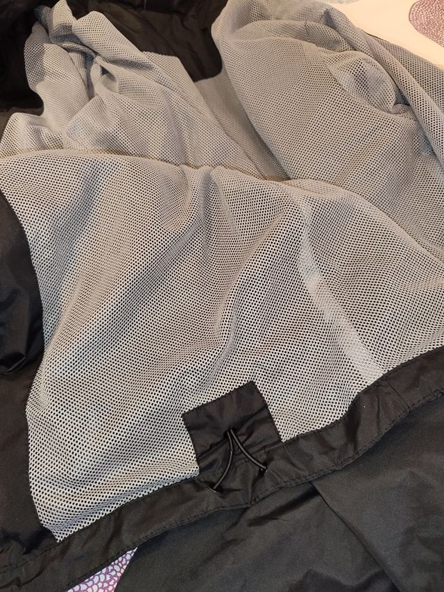 Chubasquero negro con gorro