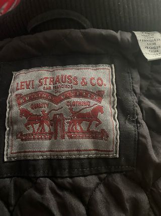 Cazadora vaquera de hombre Levis negra acolchada
