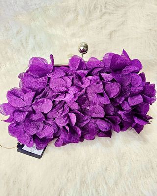 Bolso de fiesta morado con flores de satén