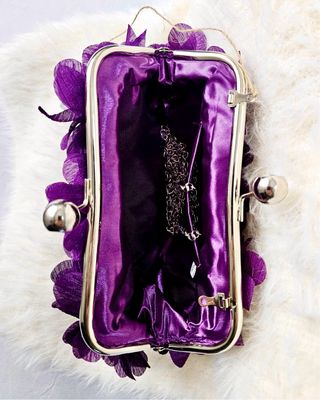 Bolso de fiesta morado con flores de satén