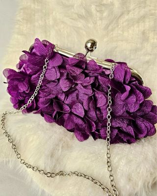 Bolso de fiesta morado con flores de satén