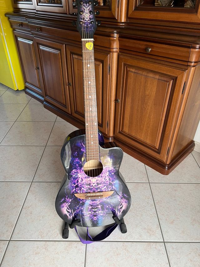 Chitarra acustica Lindo