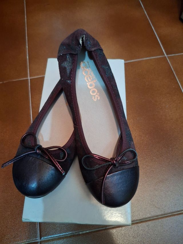 Bailarina niña color burdeos.