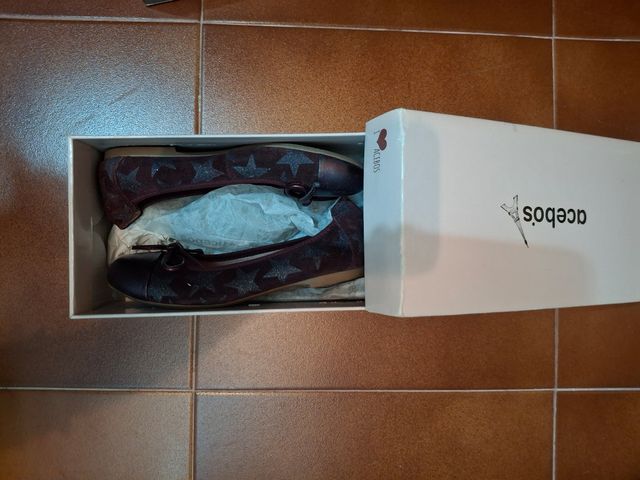 Bailarina niña color burdeos.