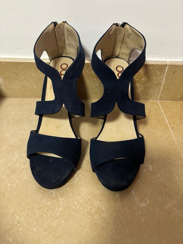 Salto azul marinho de marca própria