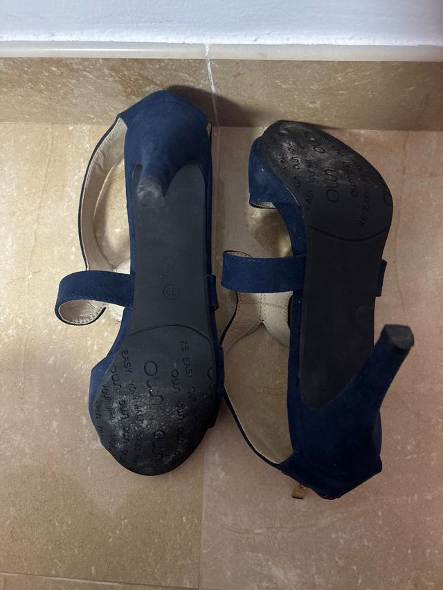 Salto azul marinho de marca própria