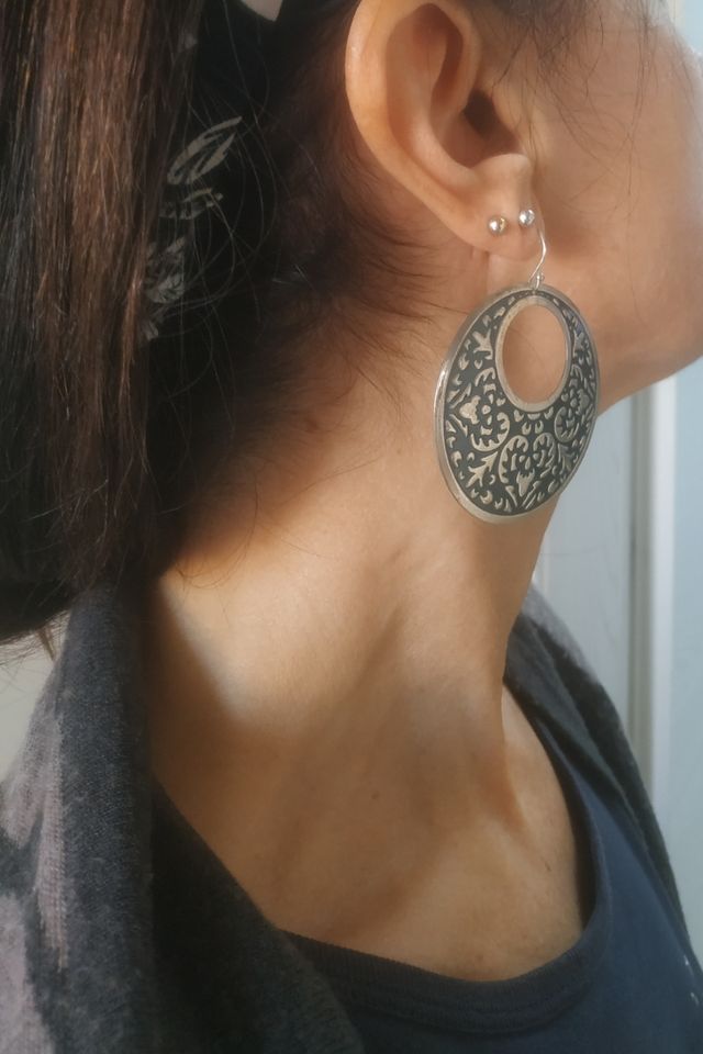 Orecchini rotondi colore argento blu