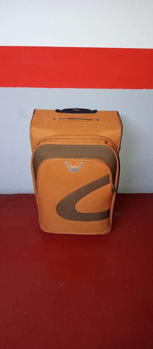 Maleta tipo trolley. 62x40x29cm.