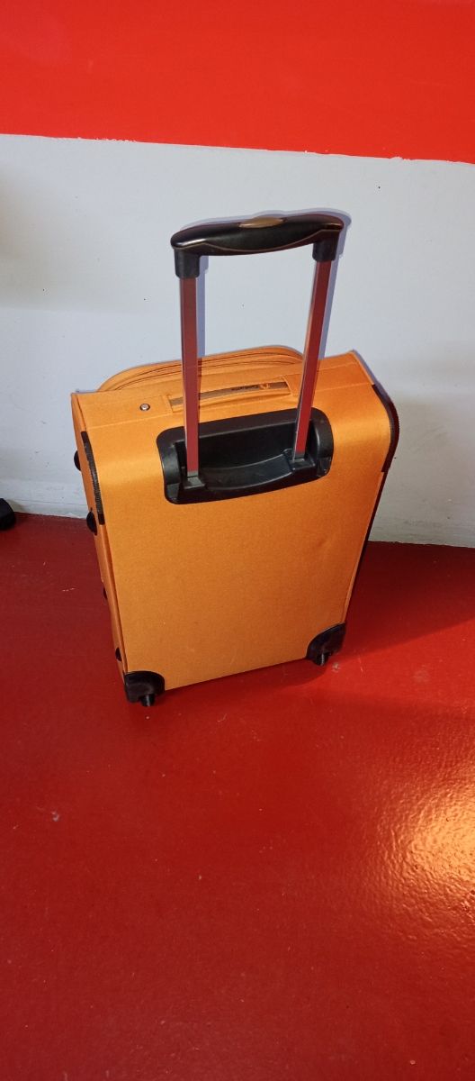 Maleta tipo trolley. 62x40x29cm.
