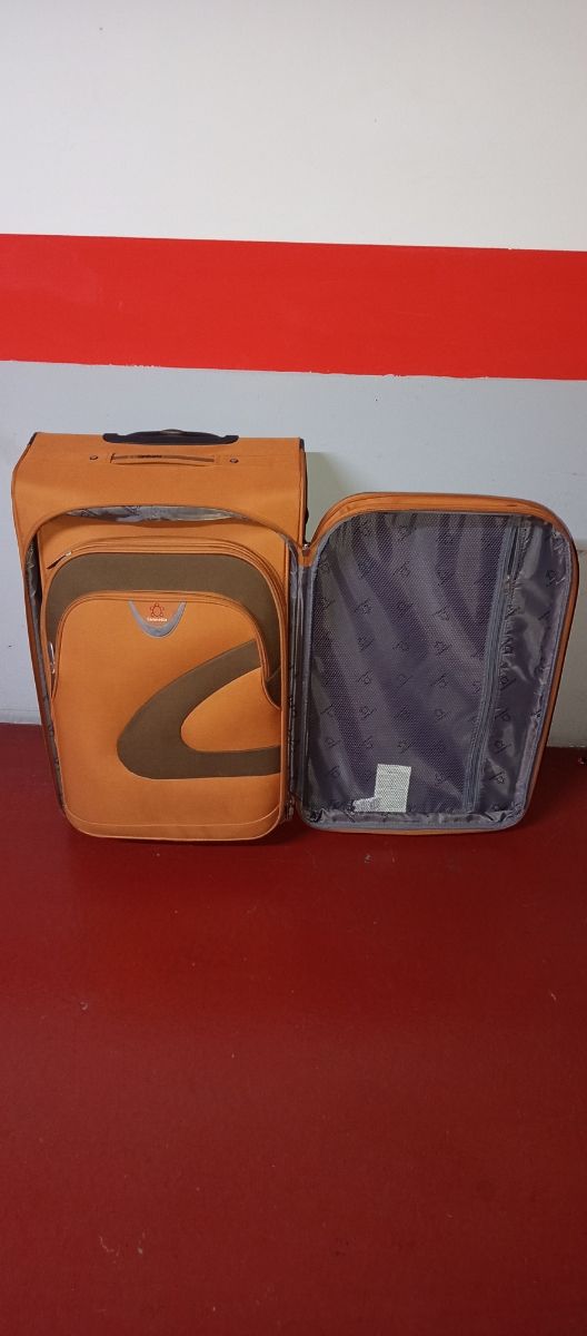 Maleta tipo trolley. 62x40x29cm.