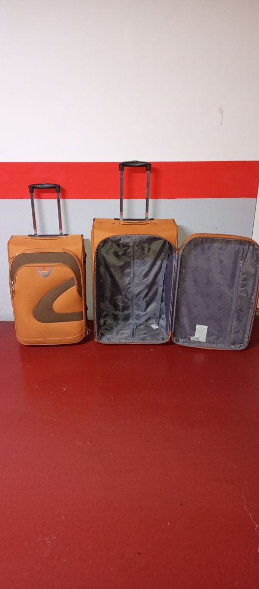 Maleta tipo trolley. 62x40x29cm.