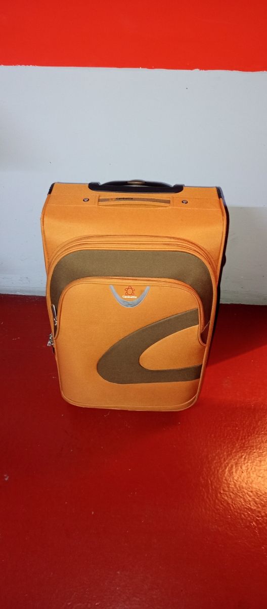 Maleta tipo trolley. 62x40x29cm.