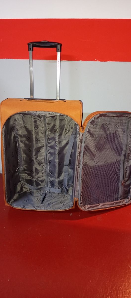 Maleta tipo trolley. 62x40x29cm.