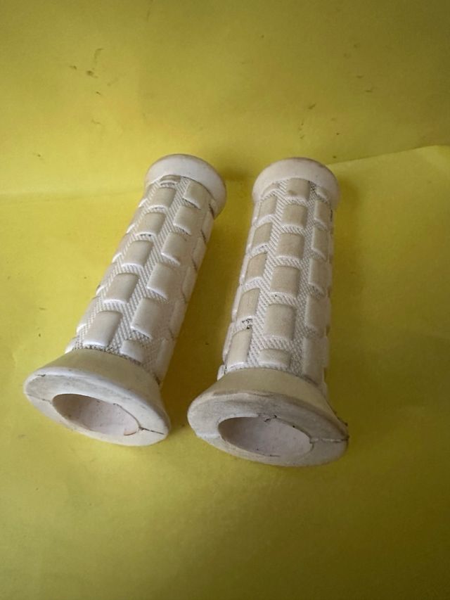 Puños blancos bicicleta bh