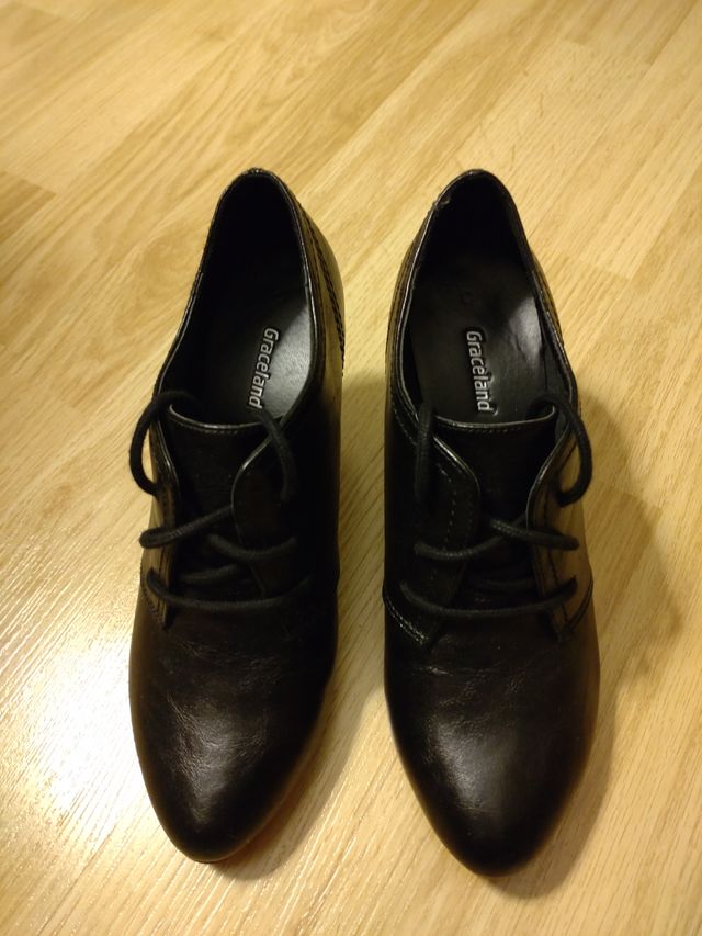 Zapatos-botines negros con cordones