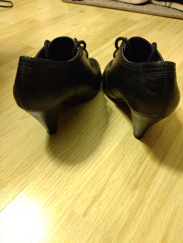 Zapatos-botines negros con cordones