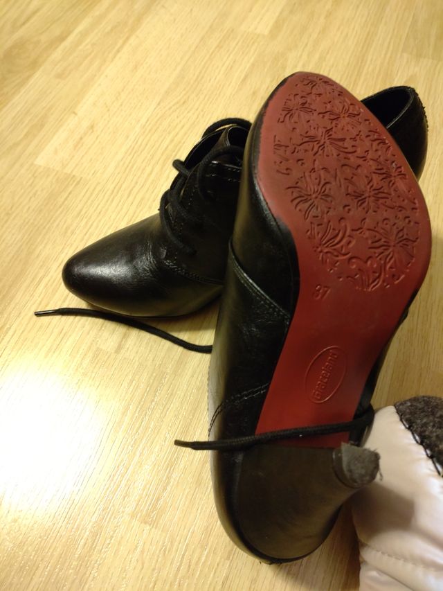 Zapatos-botines negros con cordones