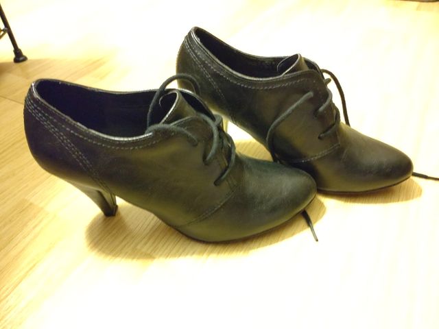 Zapatos-botines negros con cordones