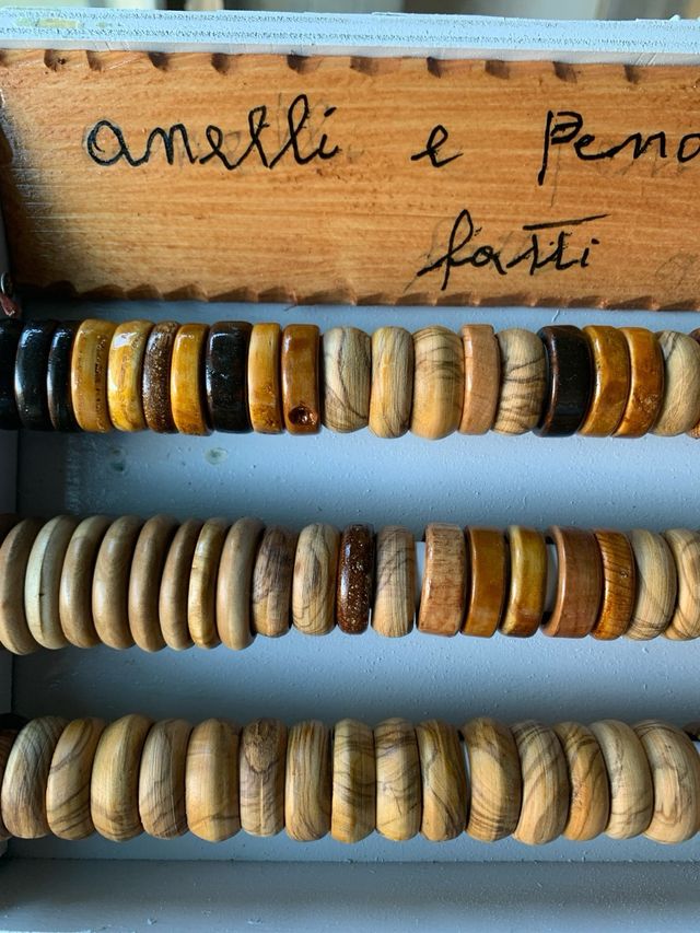 Anelli in legno di ulivo  e molto altro