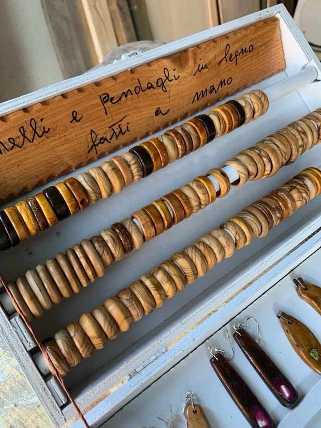 Anelli in legno di ulivo  e molto altro