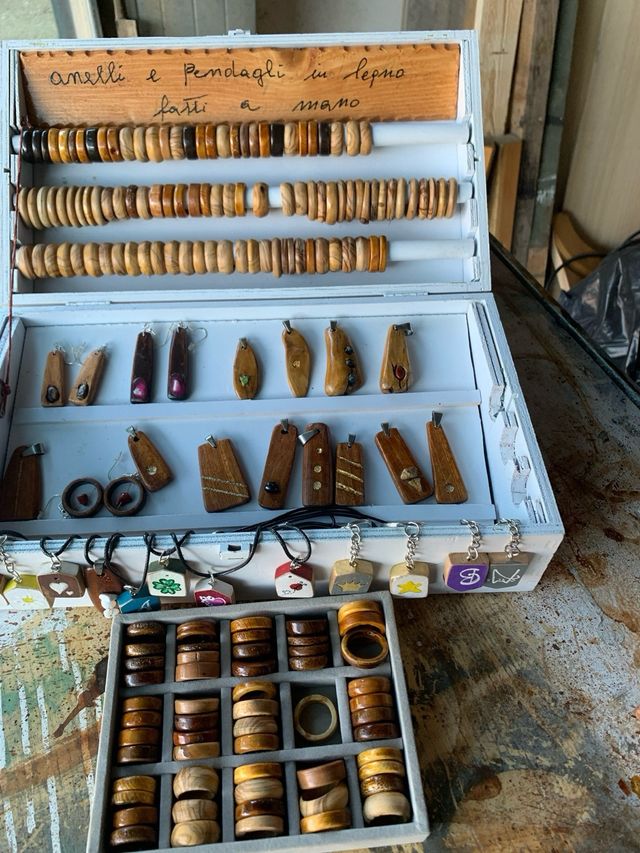 Anelli in legno di ulivo  e molto altro