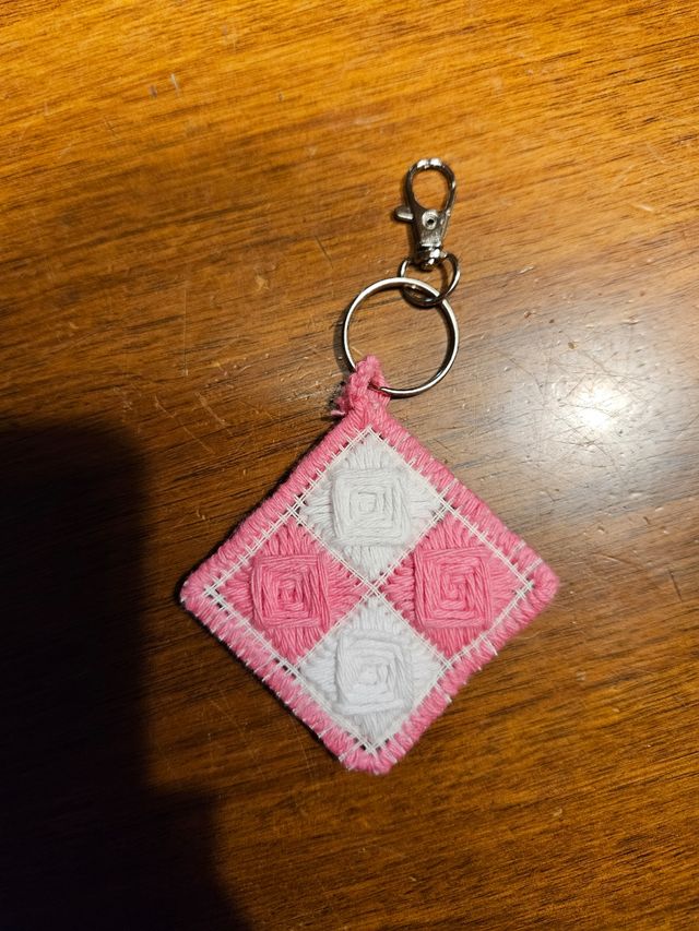 Portachiavi rosa e bianco fatto a mano