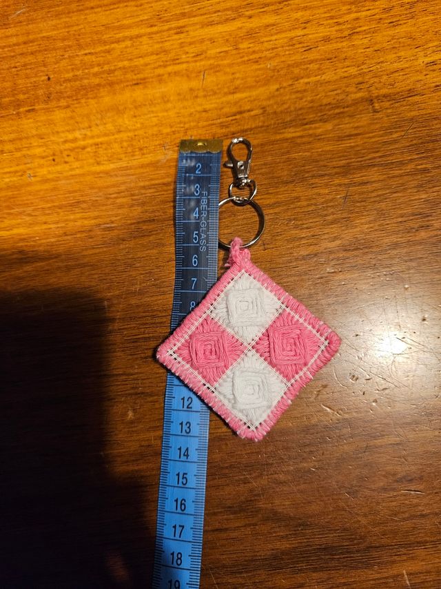 Portachiavi rosa e bianco fatto a mano