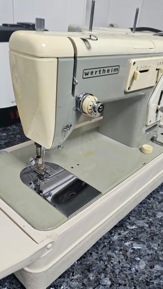 Maquina de coser y bordar Wertheim