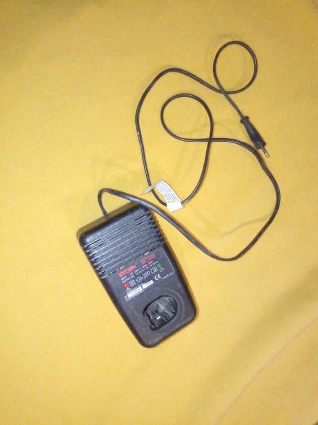 CARGADOR DE BATERIAS RYOBI DE 14,4 vol.