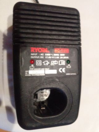 CARGADOR DE BATERIAS RYOBI DE 14,4 vol.