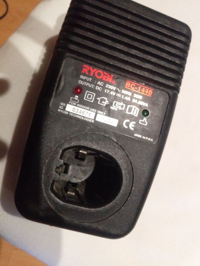 CARGADOR DE BATERIAS RYOBI DE 14,4 vol.