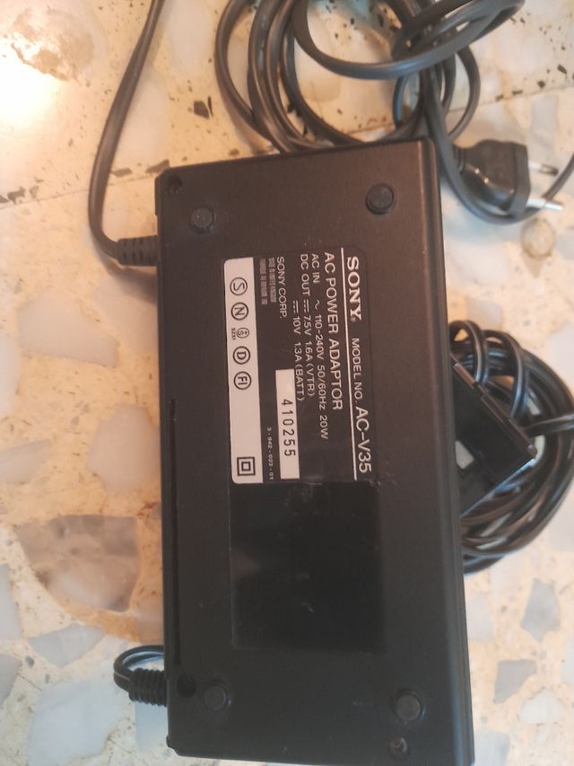 Alimentatore e caricabatterie per batteria