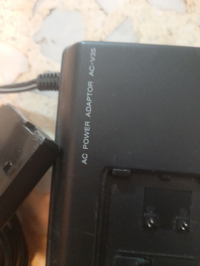 Alimentatore e caricabatterie per batteria