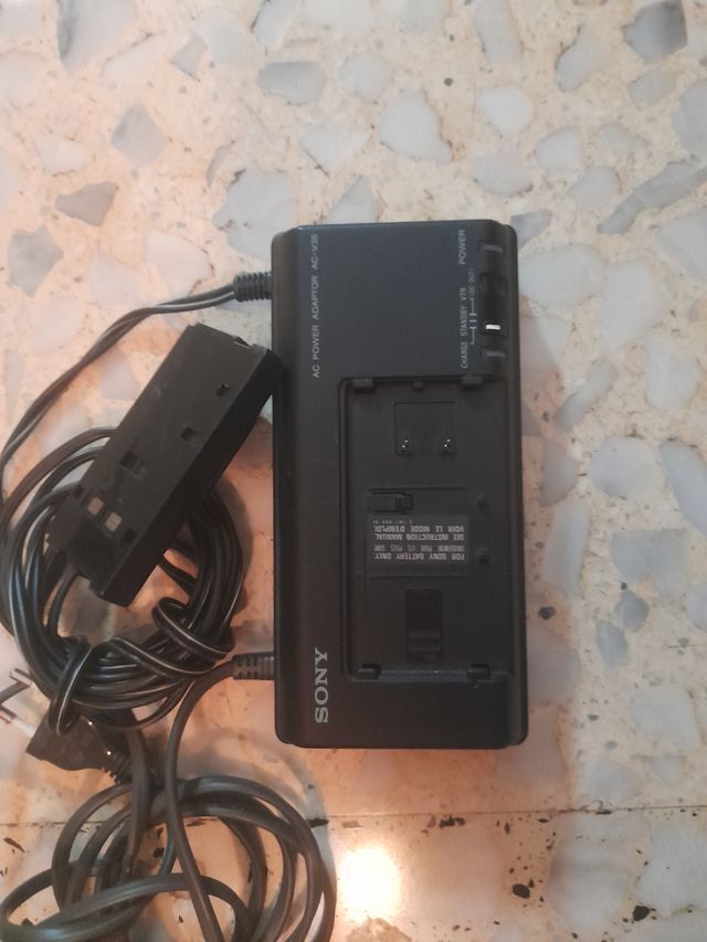 Alimentatore e caricabatterie per batteria