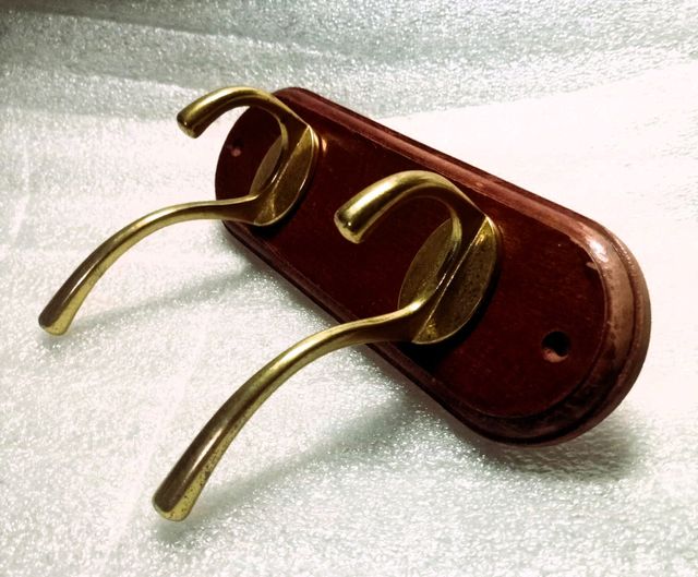 🔸 Suporte para roupas.