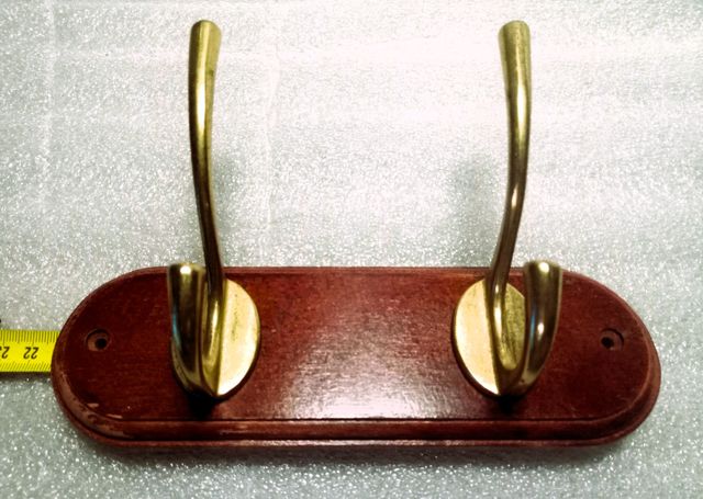 🔸 Suporte para roupas.