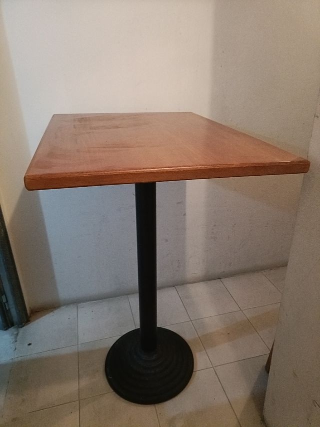 Mesa alta de metal y madera 